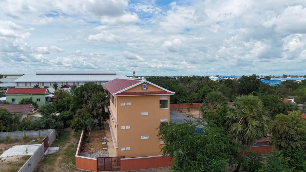 សម្តេចតេជោ ហ៊ុន សែន ចេញលិខិតថ្លែងអំណរគុណ និងកោតសរសេីរ ឯកឧត្តម ភឺន ផល្លា និងលោកជំទាវឧកញ៉ា សាយ សោភា ឧបត្ថម្ភទឹកប្រាក់ជាង៥៤ម៉ឺនដុល្លាសាងសង់អគារអនុវិទ្យាល័យ សម្តេច ហ៊ុន សែន អង្គស្នួល 814088873 122119158237315942 5968631627659845021 N 1024x576