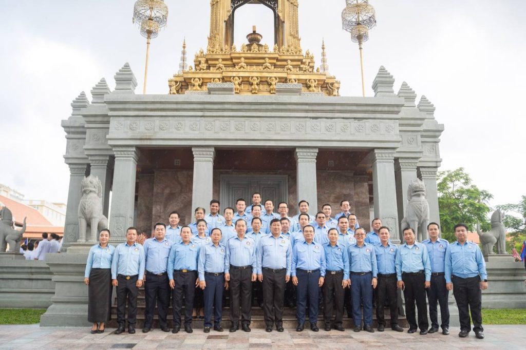 ឯកឧត្តម សាយ សំអាល់ ដឹកនាំគណៈប្រតិភូ ស.ស.យ.ក. ចូលរួមដាក់ក្រពុំបិណ្ឌផ្កាឈូកប្រារព្ធពិធីគោរពរដ្ឋធម្មនុញ្ញ នៃព្រះរាជាណាចក្រកម្ពុជា Photo 2026 09 24 11 04 30 2 1024x682